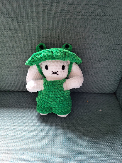 Konijn met kikker muts